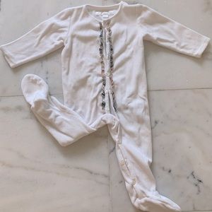 Burberry velour body suit. Button closure. 9m/71cm